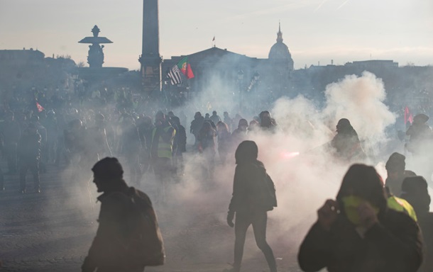 На протесты во Франции вышли около 300 тысяч человек