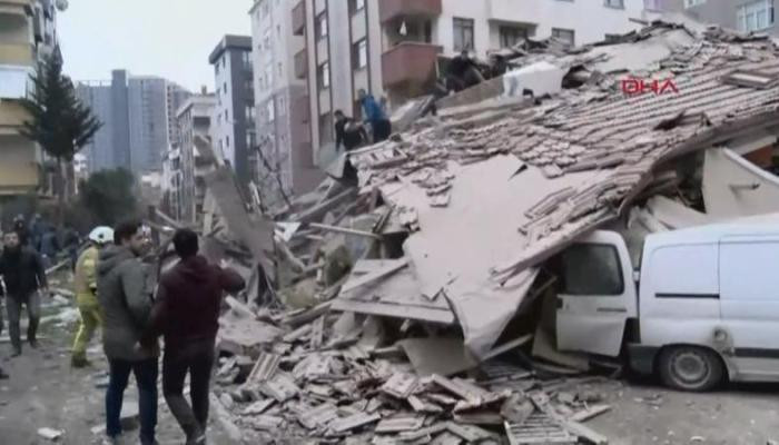 В Стамбуле обрушилось здание
