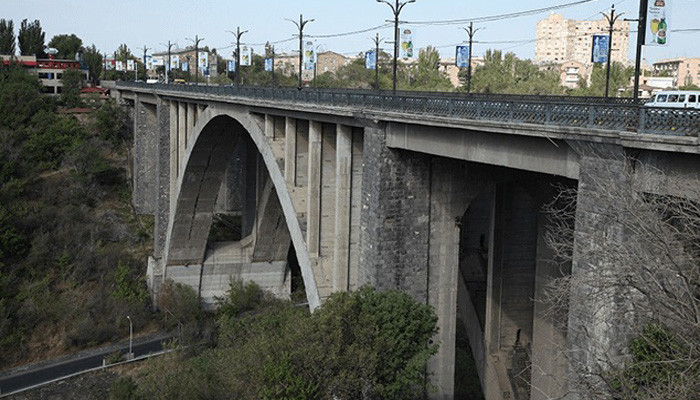 Կիևյան կամրջի վրա փրկարարները կանխել են ինքնասպանության փորձը