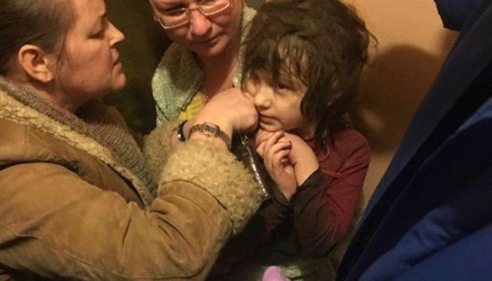 Մոսկովյան Մաուգլին. աղբանոցի վերածված տնից փրկել են երեխայի՝ սերտաճած խաչով