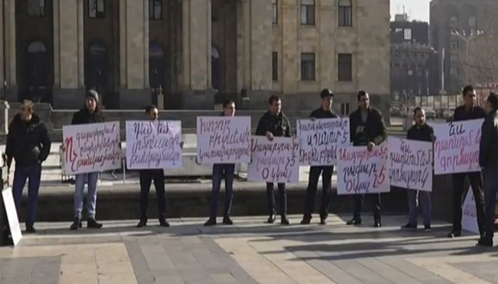 У здания правительства Армении проходит акция протеста против подражания лимонада
