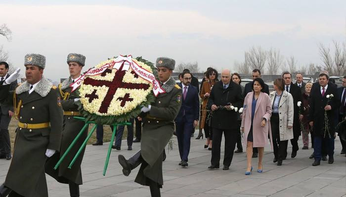 Президент Грузии Саломе Зурабишвили посетила мемориальный комплекс «Цицернакаберд». Прямое включение