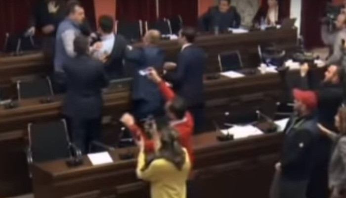 В Грузии депутаты подрались на заседании парламента — видео