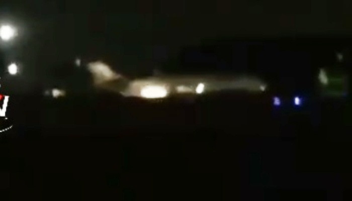 Очевидцы сняли на видео посадку иранского самолёта, который загорелся