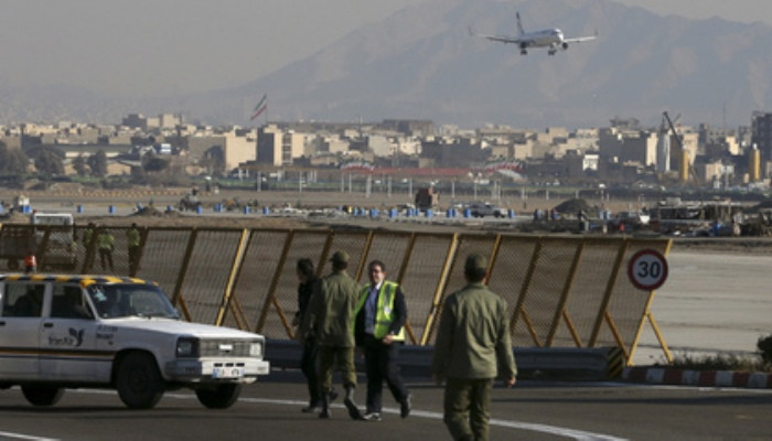 В иранском аэропорту загорелся самолет с пассажирами