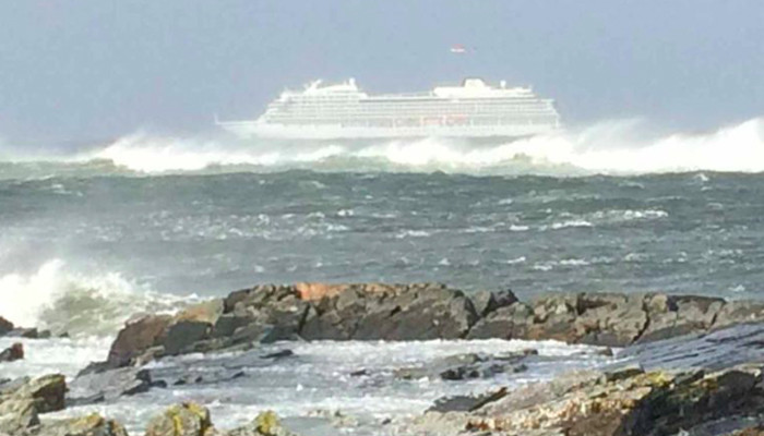 Круизный лайнер терпит бедствие у берегов Норвегии