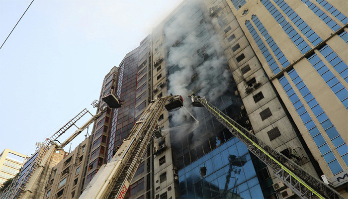 Число жертв пожара в небоскребе в Бангладеш выросло до 25