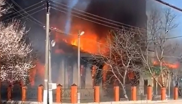 В Чечне загорелась мечеть — видео