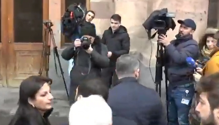 В Ереване проходит акция протеста против решения об увольнении Константина Орбеляна. Прямое включение