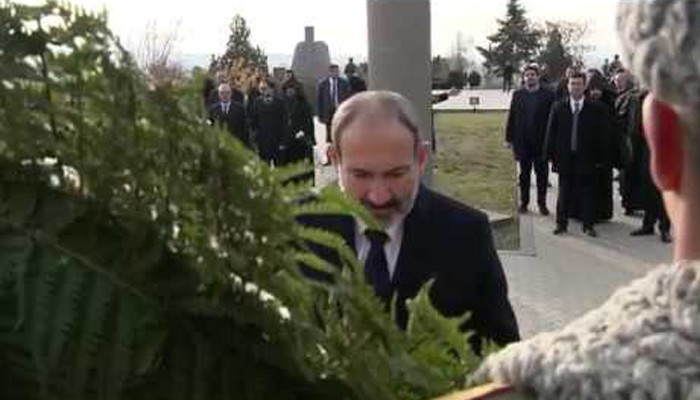 Ermenistan Başbakanı “Yerablur” şehitliğinde Nisan ayı Savaşı'nın şehitlerinin anısına saygı duruşunda bulundu