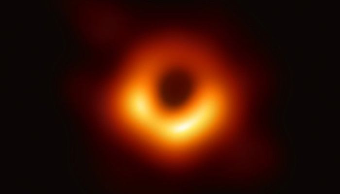 Ученый: снимок черной дыры подтвердил теорию относительности Эйнштейна