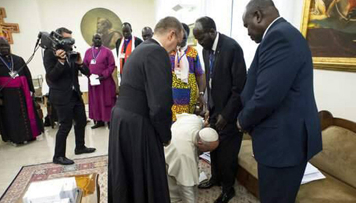 Папа Римский стал на колени перед бывшими лидерами Южного Судана