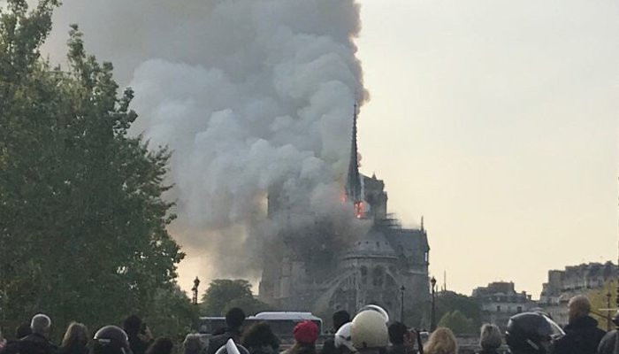 Այրվում է Փարիզի այցեքարտը՝ Սուրբ Աստվածամոր տաճարը