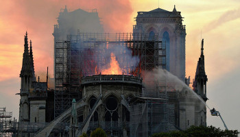 Paris'in 850 yıllık tarihi 'Notre Dame Katedrali' yandı