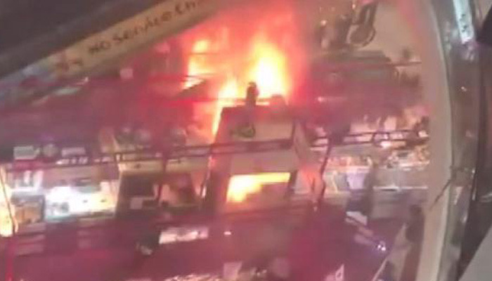 Singapur’da alışveriş merkezinde yangın paniği