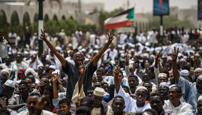 Протестующие в Судане требуют передать власть гражданскому правительству