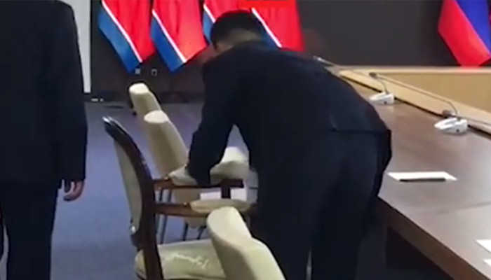 Охрана Ким Чен Ына протёрла его стул спиртом перед началом переговоров с Путиным