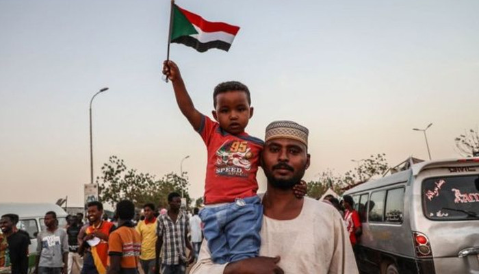 Top Sudan generals offer to quit as protests continue