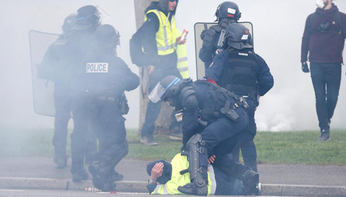 Во Франции зафиксированы столкновения «желтых жилетов» с полицией