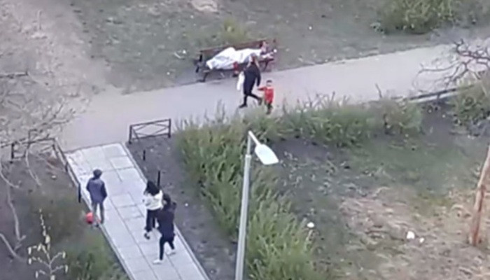 Российские дети три часа играли рядом с брошенным медиками трупом во дворе