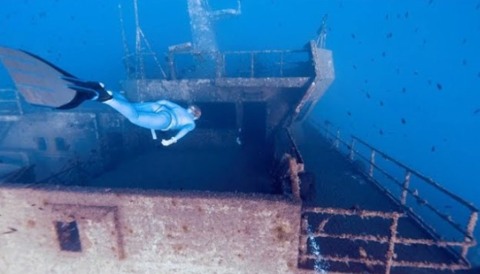 Джорджина Миллер нырнула на глубину около 40 метров и проплыла сквозь затонувший корабль на одной задержке дыхания
