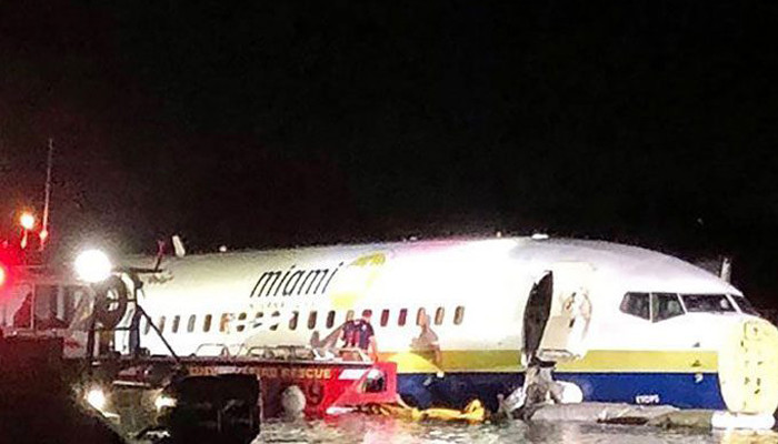 Boeing 737 uçağı Florida'da pistten çıkt