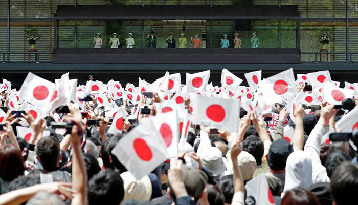 В Токио более 100 тысяч японцев пришли ко дворцу увидеть нового императора