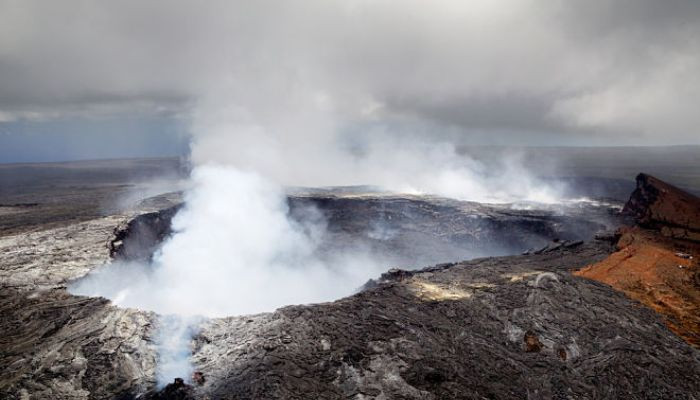 US man survives 70ft fall into Hawaii's Kīlauea volcano