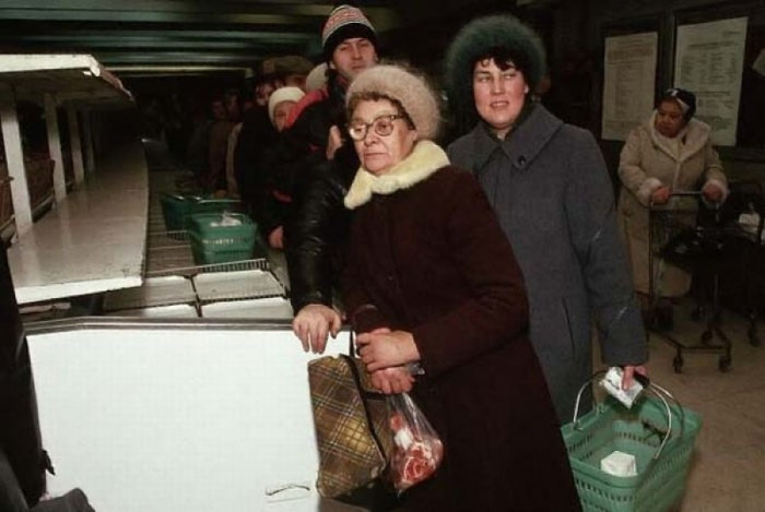 Դատարկ ցուցափեղկեր ու անվերջանալի հերթեր. արգելված լուսանկարներ ԽՍՀՄ խանութներից