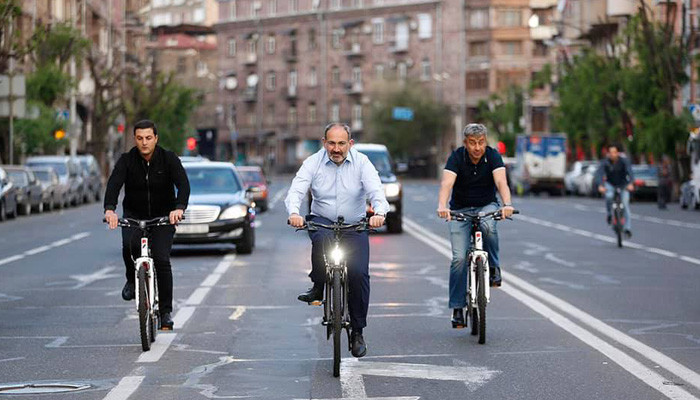 Никол Пашинян отравился на работу на «контрреволюционном» велосипеде