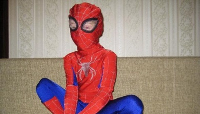 В Тбилиси ребенок в костюме "Человека-паука" выжил после падения с восьмого этажа
