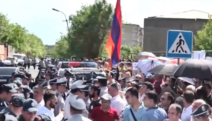 Քոչարյանին դեմ ակտիվիստների թիվը դատարանի մոտ կտրուկ ավելացել է.ակցիային են միանում մարզերի բնակիչներ, կոնգրեսականներ