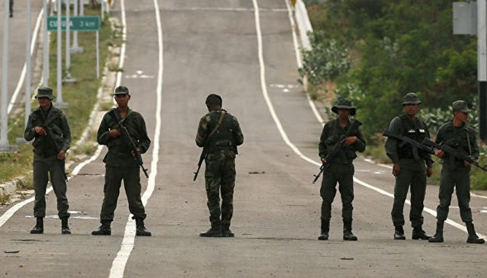 Վենեսուելայի զինվորականները զենքը ձեռքին սպասում են ամերիկացիներին