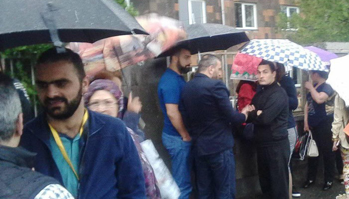 Քաղաքացիները փակել են Քոչարյանին կալանքից ազատ արձակած դատարանի մուտքը
