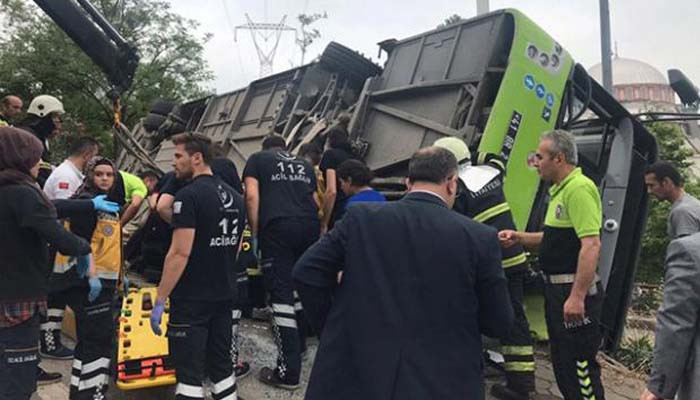 Kocaeli'de belediye otobüsü devrildi