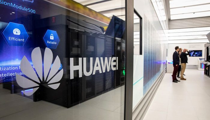 Huawei выслала на родину американских партнеров, сообщили СМИ