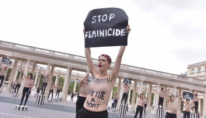 Femen-ի 60 ակտիվիստուհիներ մերկացրել են կրծքերը Լուվրի դիմաց