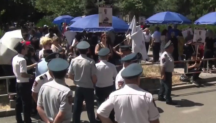 Сторонники и противники Роберта Кочаряна проводят акции у здания суда в Ереване. Прямое включение