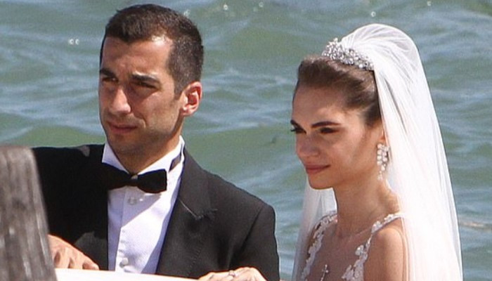 Arsenal midfielder Henrikh Mkhitaryan kisses his beautiful bride Betty Vardanyan as they marry in Venice