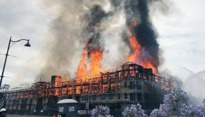 Видео: мощный пожар уничтожил более 50 квартир в жилом комплексе