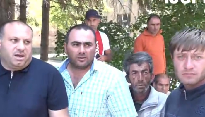 «Սա միտումնավոր ա արվում. եկեք գնանք՝ ջուրը խմեմ». տնտեսվարողները փակել են Երևան-Սևան մայրուղին