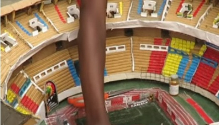 Мальчик из Конго строит макеты стадионов