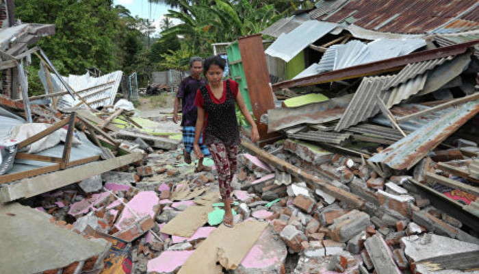 Endonezya'da Deprem Paniği: 1 Yaralı- 7.3'lik Depremin Ardından 11 Artçı Sarsıntı Meydana Geldi
