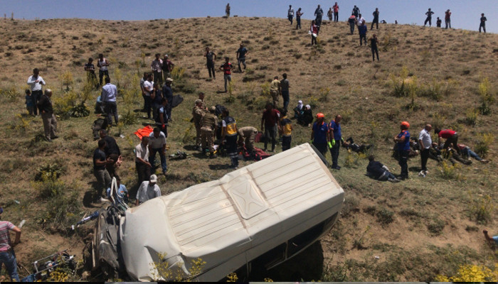 Van'da düzensiz göçmenleri taşıyan minibüs devrildi: 15 ölü