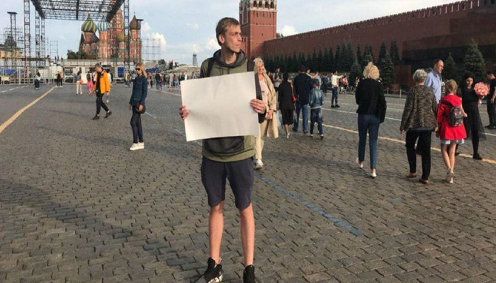 Մոսկվայում ձերբակալվել է դատարկ պաստառով ակցիա անող ակտիվիստ