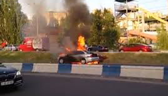 Մյասնիկյան պողոտայում ավտոմեքենա է այրվում
