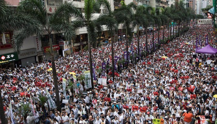 Протесты в Гонконге не утихают: слезоточивый газ, резиновые пули и стычки