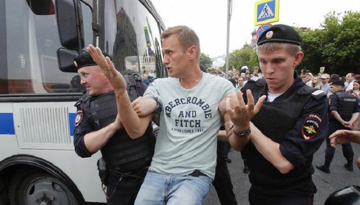 В Москве у больницы задержали сторонников Навального, приехавших поддержать его