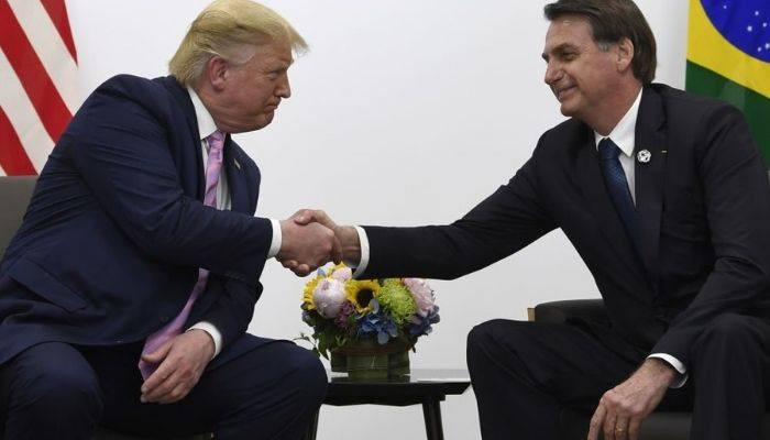 Президент Бразилии пошутил, что все больше влюбляется в Трампа
