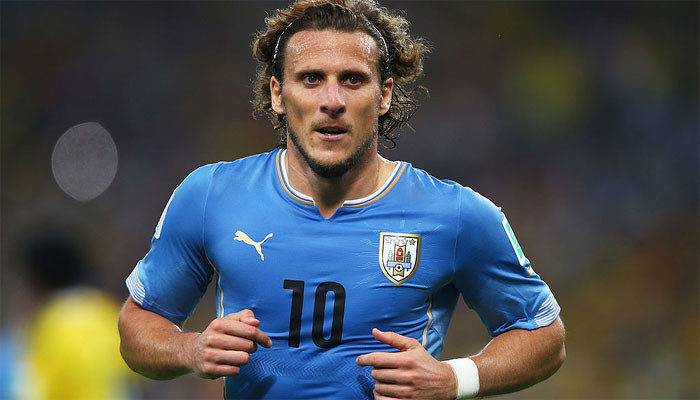 Diego Forlan announces retirement from professional football